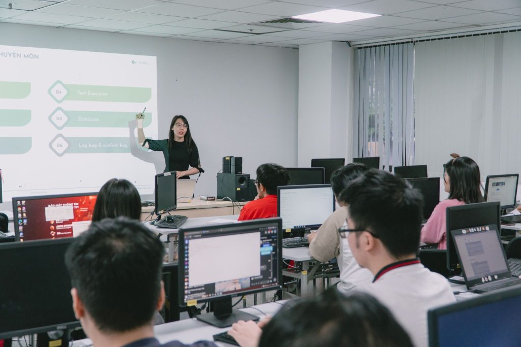 Lop hoc tai CO WELL Tech Academy 1